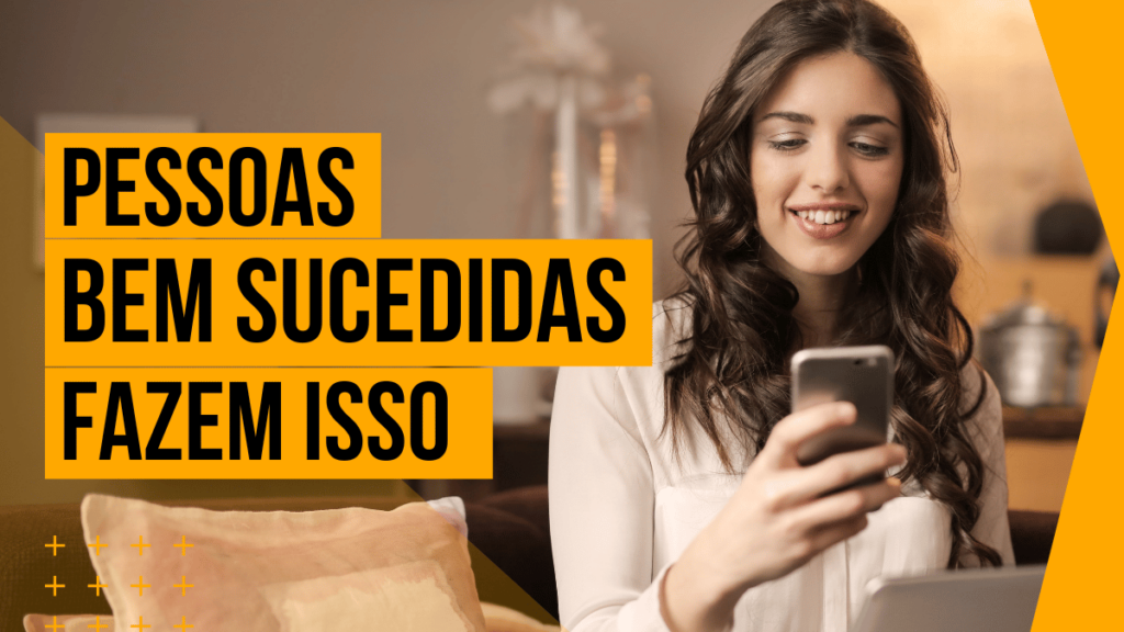 alternativo: Mulher sorridente usando um smartphone em um ambiente aconchegante, com a frase "Pessoas Bem Sucedidas Fazem Isso" destacada em um fundo amarelo vibrante.