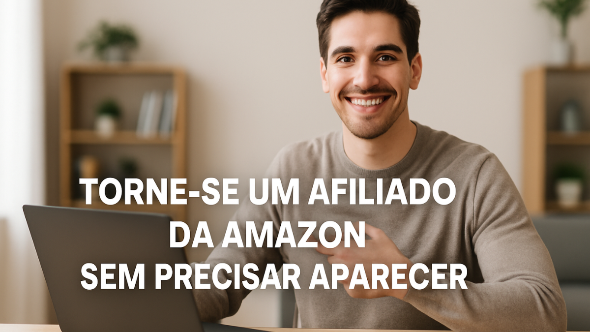 Homem sorridente com notebook promovendo como ser afiliado da Amazon sem aparecer
