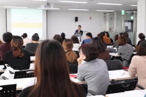 Pessoas assistindo a uma palestra sobre negócios online e estratégias de empreendedorismo digital com baixo investimento.