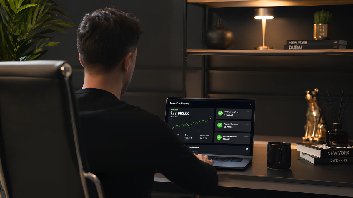 pessoa de costas no notebook ganhando dinheiro online sem aparecer