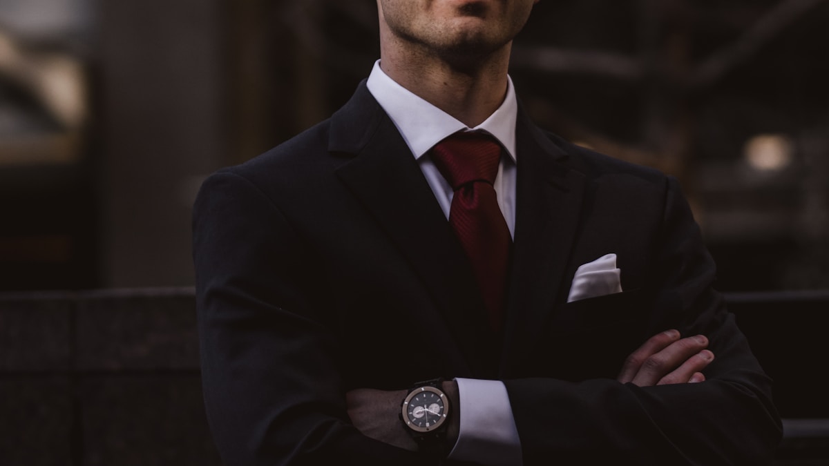 Empreendedor digital confiante segurando celular e faturando online sem precisar aparecer